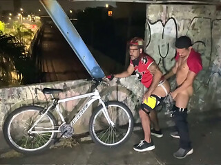 ciclista dando pro maloka na passarela
