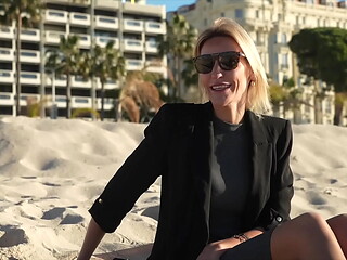 Anouk est toute excit&eacute_e pour sa premi&egrave_re anale film&eacute_e !