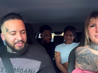 Casal de passageiros pega Uber e descobre que somos atores porno ! E falam que querem virar tbm e come&ccedil_am a maior putaria dentro do carro e chupando muito !