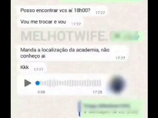 VIDEO COMPLETO: CHUPANDO E TOMANDO PORRA NO ESTACIONAMENTO ENQUANTO O CORNO TREINA NA ACADEMIA