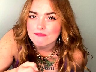 Hot pussy spreading close up for solo toying stunner