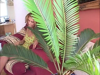 Solo Pee Girls Simona the Sexy Pee Girl