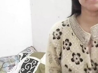 Desi aunty ko saman dene ke bahane pel diya