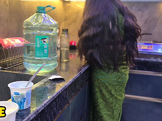 Tharki Boss Ne Apne Employee ki Biwi ki Chudai Ki uske Ghar pe