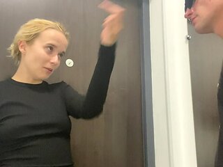 The delivery guy arrives and starts sfucking the babe