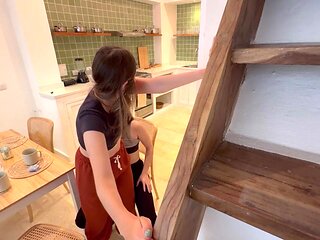 Mi chica de limpieza me da lastima por eso me la follo