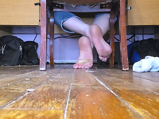 Enby teases you with their soles