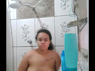 GOSTOSA TOMANDO BANHO EXIBINDO SUA BUCETA MOLHADINHA