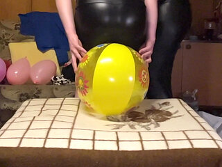 Weve Broke a Table! 190kg Couple Vs 9 Big Beachballs, Swimming Ring and Arm Bands! We Agressively Sit Popped Them! 2 Camera Angl