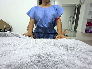 Fui donde la doctora por un dolor de rodilla y me agarro la polla