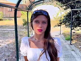 Lola, belle fille au visage d'_ange, veut de la bite