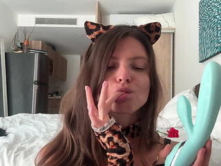 Solo Stream Leopard Toy Sucking