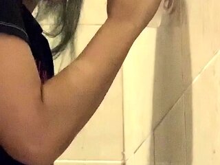Masturbating solo babe loves her toys