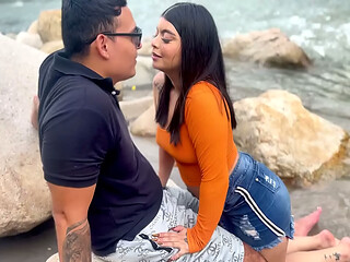 video viral filtrado jovencita estudiante tiene sexo al aire en el rio la termotasajero de cucuta colombia. sexo en publico