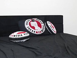 Thick MILF Queen Rogue Gets Nasty for a Live Show