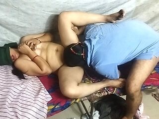 Bra seller ne bhabhi ko pel diya full enjoying with saleman