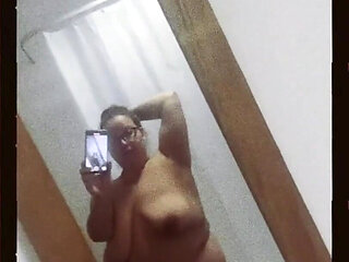 WildEnglishBBW feeling sexy posing nude