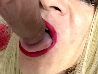 Crossdresser talks to Daddy and sucks him and ask viewers to comment if they want to really play with her