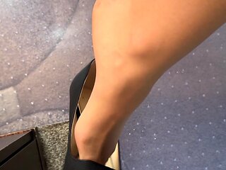 Amateur Foot Fetish Girlfriend Sucks and gives a Footjob