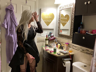 Emo Crossdresser Puts on Buttplug and Jerks off