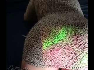 Moviendo las nalgas siendo una putita