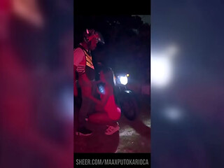 Passageira acabou pagando a corrida o ao motoboy, mas de outra forma levando pica e muito leite no rabo e na buceta e no p&ecirc_lo.