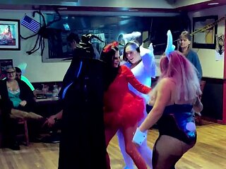 Amateur Group Sex beside Hot Chicks