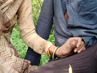 Out door bhabhi&#039;s boobs come out