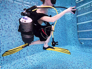 Lucy's Naked Scuba Wank Underwater Orgasm