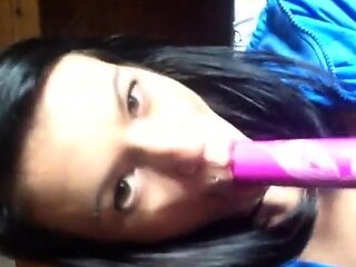 Deutsche Amateurin bringt sich mit Dildo zum Orgasmus.