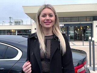 Georgia, belle coquine, est adepte du sextoy