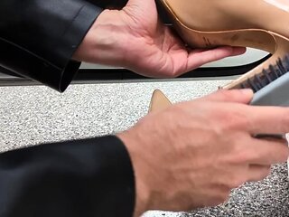 Racconti Femdom - Women'S Shoeshine In The Mall Park -
