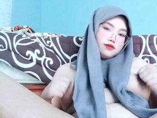 Masturbation of a Horny Jilbab Girl Causes Fluid to Come Out of Her Vagina Until It Is Wet