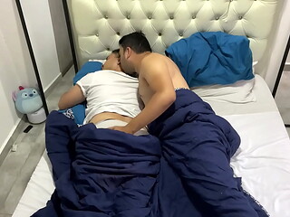 Padrastro caliente se folla hijastro y deja su culo lleno de leche caliente
