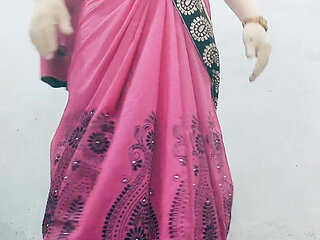 The Indian gay was enjoying his cock in his ass and his video went viral as he whook saree and rocked a bra belt.