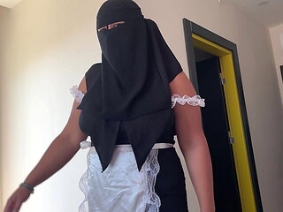 A maid in a hijab allowed herself to be fucked in a hotel room for money.