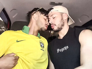 Levei o novinho pauzudo dar uma volta de carro e e ele acabou leitando me cu e me fazendo de puta