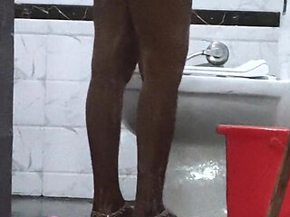 Desi bhabhi nahati huye kitni achi lagti hai