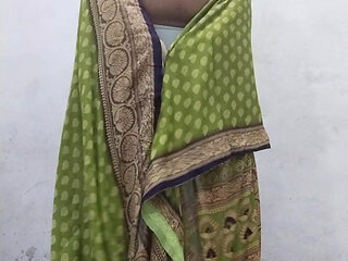 Dressed as an Indian aunty, wore a saree like a woman and shook it and removed the water from the sexy film Aunty Lover Bana Ladka