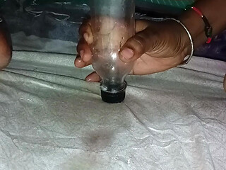 Bhabhi Ne apne hathon chut me botal dal diya