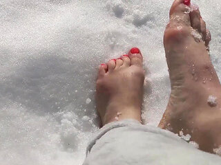 I Walk Barefoot in the Snow, the Snow Crunches Under My Toes