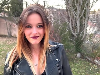 Skyla a le droit &agrave_ 3 bites juste pour elle