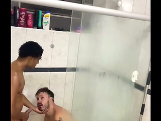 MORADOR DE RUA SO QUERIA UM BANHO , MAS ACABOU COMENDO O CU DO NOVINHO NO CHUVEIRO