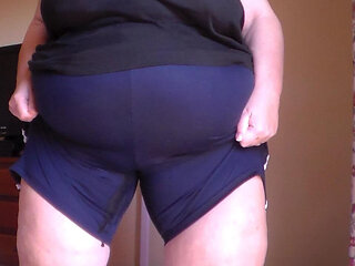 Jen is peeing all into her shorts