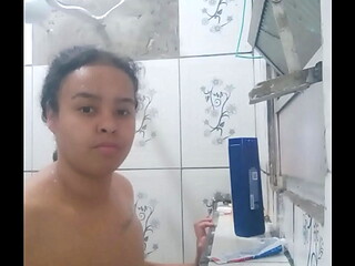 LAVANDO MINHA BUCETINHA E REBOLANDO COM TES&Atilde_O DURANTE O BANHO
