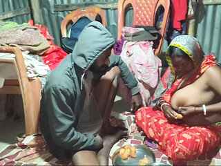 Indian desi housewife ne Pani Puri ke sath dudh pilaya