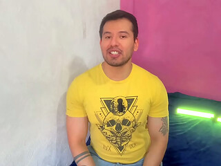 Chacal dotado prela con sus 19.5 cm de verga enorme al vendedor de autos de la agencia! Relato sexual