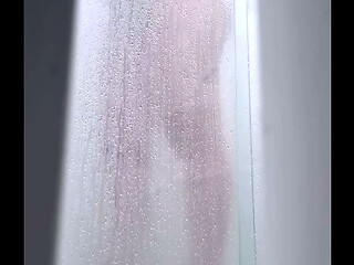 Corno filma esposa no banho e enquanto ela se arruma para sair com o amante.