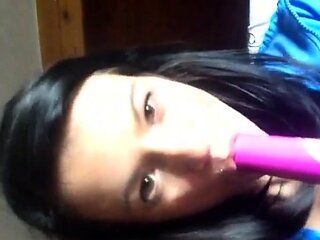 Deutsche Amateurin bringt sich mit Dildo zum Orgasmus.