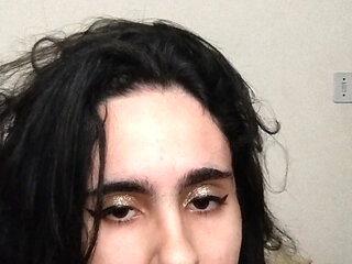 Nymphomaniac beating siririca at party time